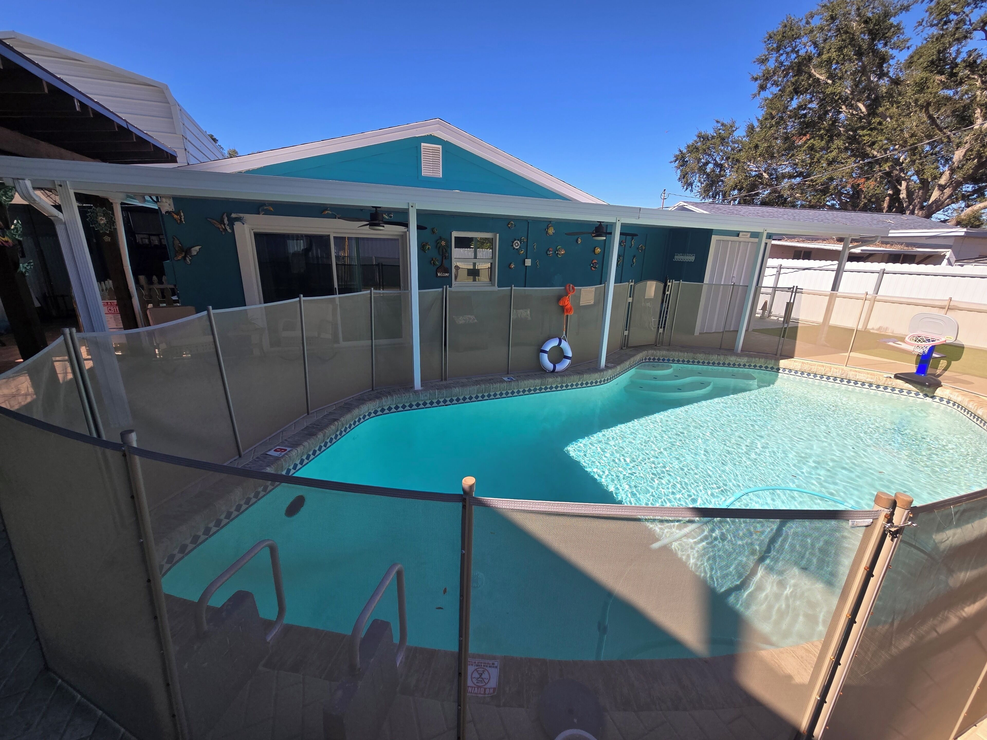 Una piscina al aire libre, una piscina climatizada