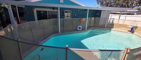 Una piscina al aire libre, una piscina climatizada