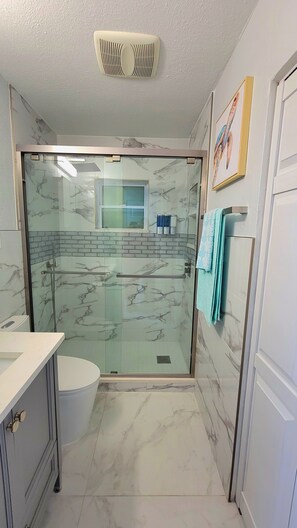 Hair dryer, towels, soap, shampoo - Villa Azalea · 4BR Heated Pool · Game Room · Near Gulf Beaches (Seminole)