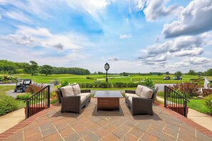 Outdoor dining - 3 Bedroom in a Beautiful Golf Community (Ocean View)