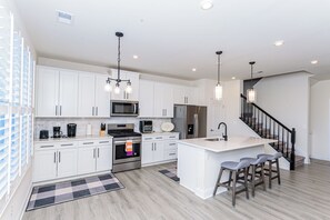 Fridge, microwave, oven, stovetop - Beautifully decorated 3 bed, 2.5 bath Pet Friendly townhome in the Bishops Landing Community! Wifi Available, Pools, Fitness Center, Tennis, Beach Shuttle, Playground! (Millville)