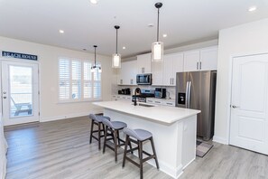 Fridge, microwave, oven, stovetop - Beautifully decorated 3 bed, 2.5 bath Pet Friendly townhome in the Bishops Landing Community! Wifi Available, Pools, Fitness Center, Tennis, Beach Shuttle, Playground! (Millville)