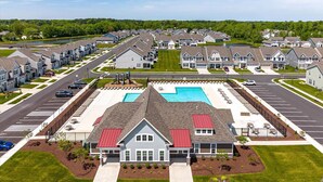 Un quartiere residenziale con case, una piscina e un parcheggio.