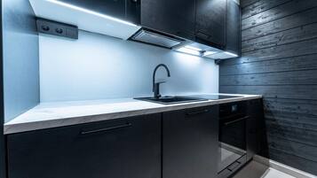 Jääkaappi, mikroaaltouuni, uuni, liesi