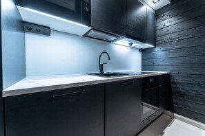 Kühlschrank, Mikrowelle, Ofen, Herdplatte