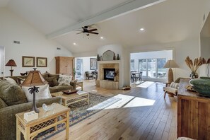 Smart TV, books - Amazing & newly updated Palmetto Dunes Resort Pet Friendly Home (Hilton Head)