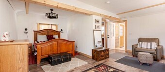 Cozy 1-bedroom studio in peaceful Ashland with AC