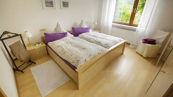 Silitysrauta/-lauta, Wi-Fi, vuodevaatteet