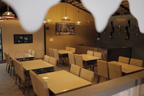 بوفيه فطور مجانًا يوميًا