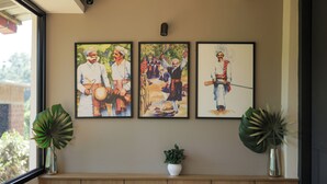 Eine Wand mit drei gerahmten Bildern von Musikern.