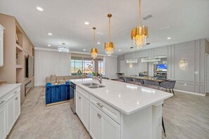 Interior - Sunset On The Hill Huge 10 Bedroom Private Pool! 10 Villa (Davenport)