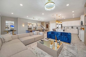 Living area - Sunset On The Hill Huge 10 Bedroom Private Pool! 10 Villa (Davenport)