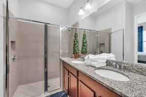 Maison mitoyenne, 5 chambres | Salle de bain
