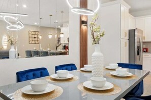 Maison mitoyenne, 5 chambres | Restauration