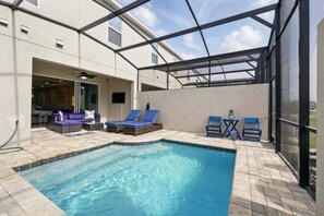 Piscina externa com espreguiçadeiras e área de terraço.