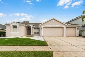 Exterior - 4 Bed Pool Home, Pool Table & More 4 Bedroom Villa (Davenport)