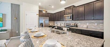 Townhome, 5 Bedrooms | Private kitchen