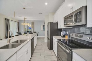 Townhome, 4 Bedrooms | Private kitchen - Retreat & Relax Screened In Pool Home Kid Rooms 4 Bedroom Townhouse (Kissimmee)