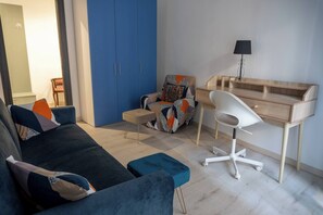 Apartment, 2 Bedrooms, Balcony | Living room | Books - Casa Piazzetta ti Aspetta! (Saluzzo)