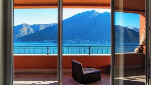 Un balcone con vista su una montagna e un corpo d'acqua.