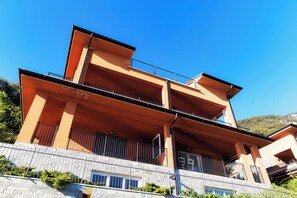 Appartamento, vista lago | Biancheria da letto di alta qualità, copriletto in piuma