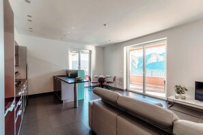 Apartment, Lake View | Living room