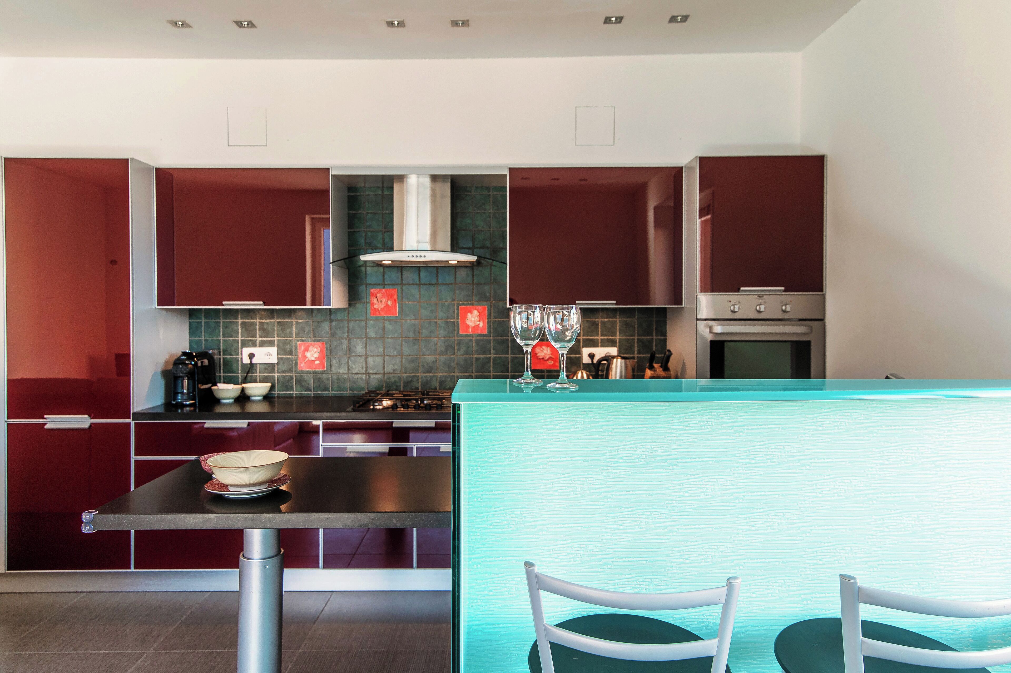 Appartement, uitzicht op meer | Privékeuken | Een koelkast met diepvriezer, een microgolfoven, een oven, een kookplaat