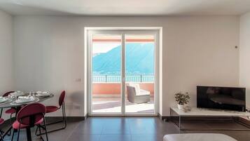 Appartement, uitzicht op meer | Luxe beddengoed, donsdekens, een strijkplank/strijkijzer