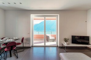 Apartamento, vistas al lago | Ropa de cama de alta calidad y edredones de plumas