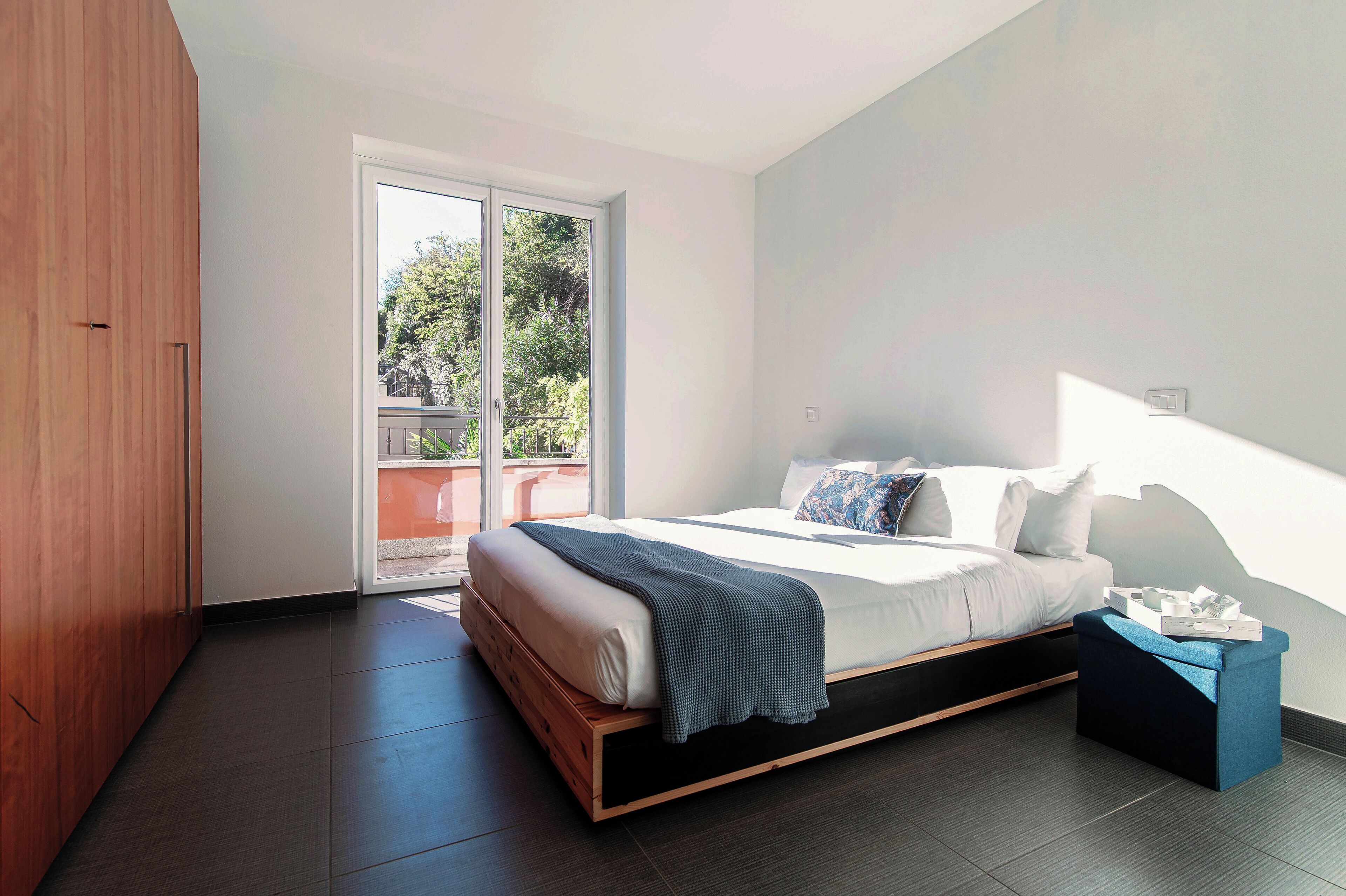 Apartment, Lake View | Premium bedding, down comforters, iron/ironing board, cribs/infant beds