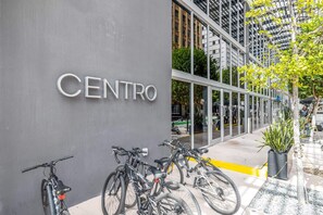 Property grounds - Skyline Studio with Rooftop Pool & Parking (Miami)