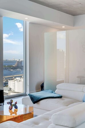 Interior - Skyline Studio with Rooftop Pool & Parking (Miami)