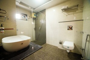 Bidet, Handtücher, Seife, Shampoo