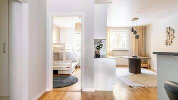 Strykjärn/strykbräda, resesäng, wi-fi och sängkläder