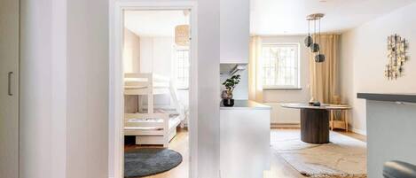 Strykjärn/strykbräda, resesäng, wi-fi och sängkläder