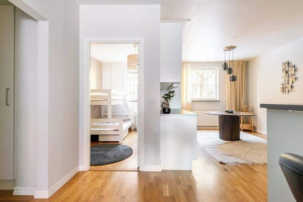 Iron/ironing board, travel cot, WiFi, bed sheets - 100 Sqm Apartment - Stockholms best area Ostermalm (Stockholm)