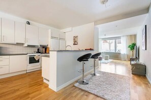 Fridge, microwave, oven, stovetop - 100 Sqm Apartment - Stockholms best area Ostermalm (Stockholm)