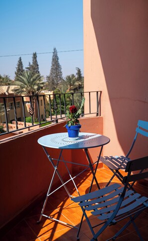 Outdoor dining - Charming  2-bedroom apartment with AC in Marrakech Heart (Marrakech)