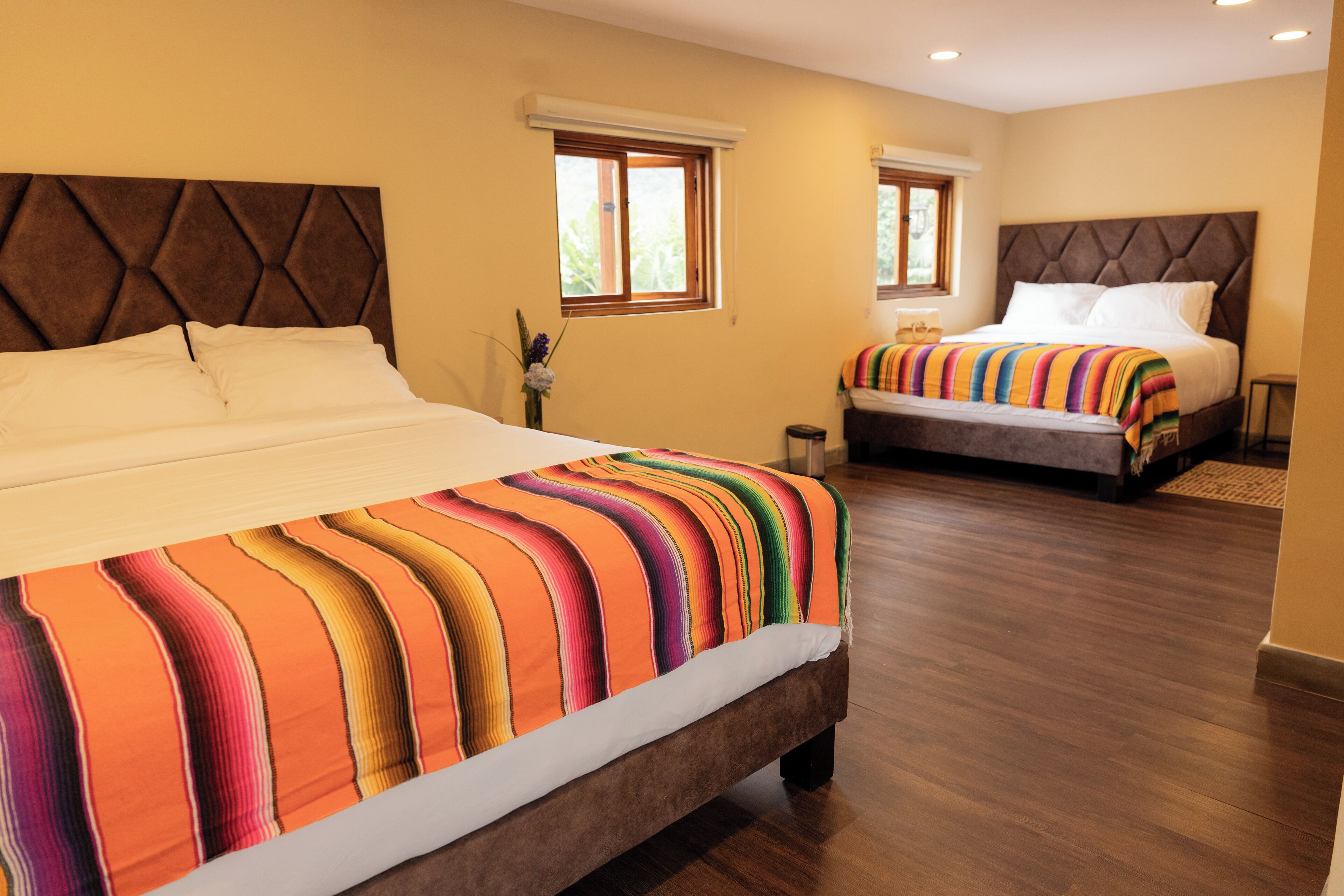 Habitación cuádruple, vistas al jardín | Minibar, wifi gratis, ropa de cama