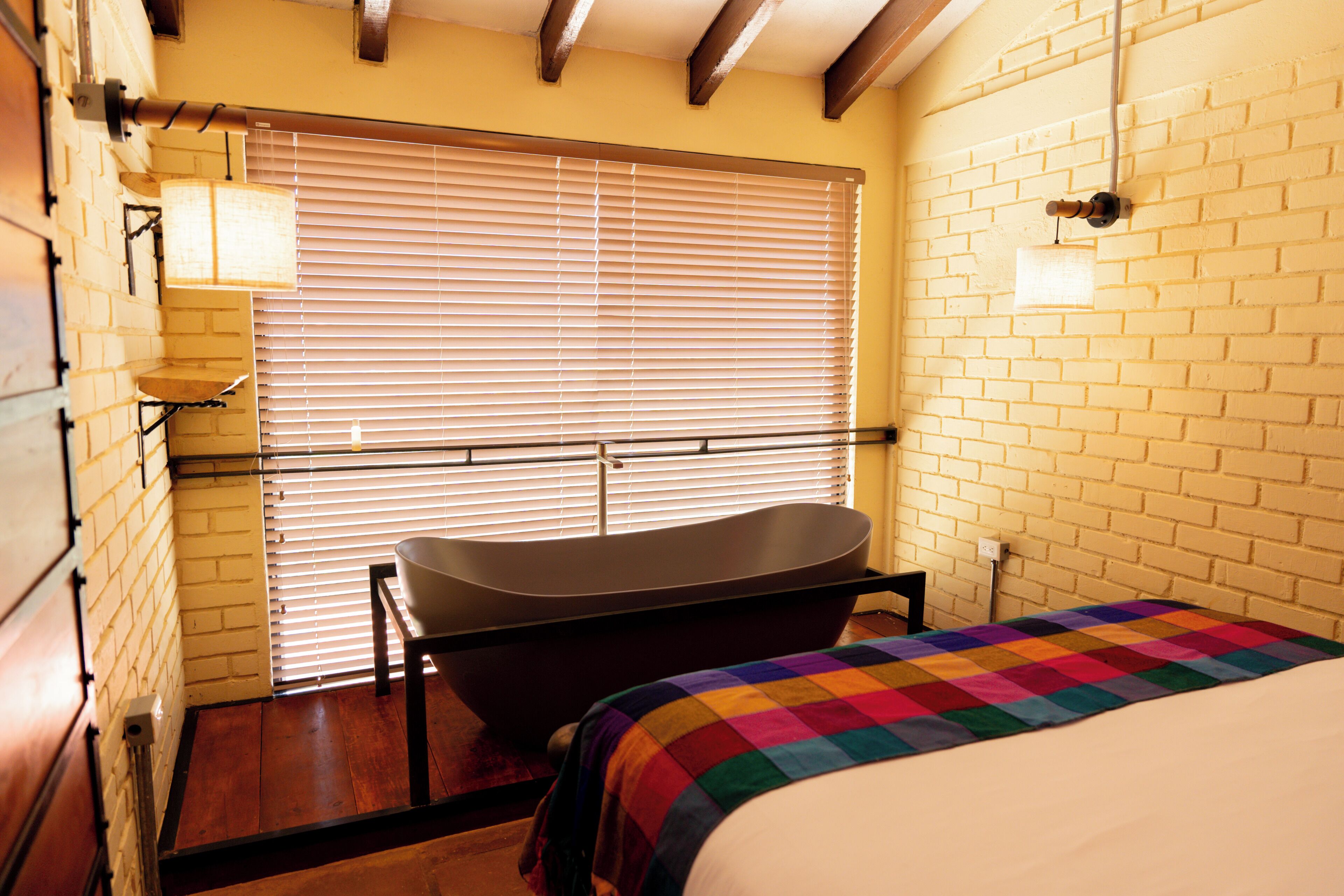 Suite, balcón, vistas a la montaña | Minibar, wifi gratis, ropa de cama