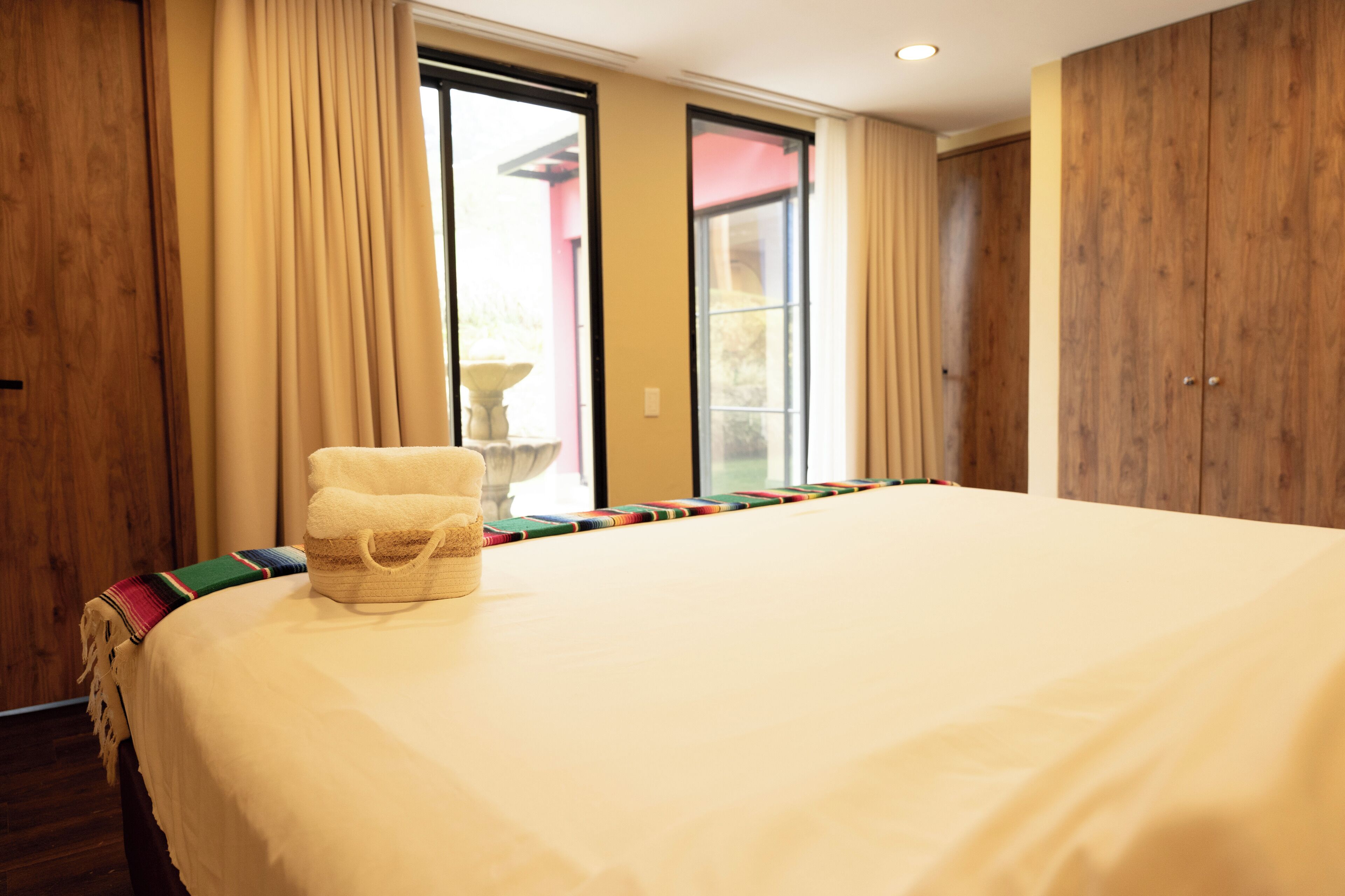 Habitación doble, vistas al patio | Minibar, wifi gratis, ropa de cama