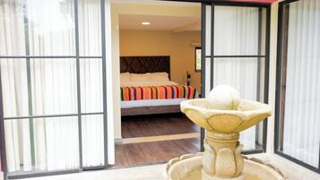 Minibar, wifi gratis y ropa de cama