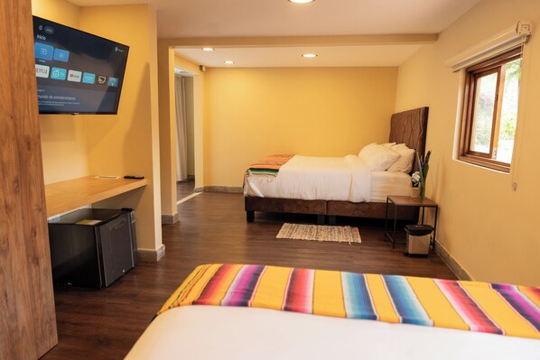 Habitación cuádruple, vista al jardín | Minibar, wifi gratis y ropa de cama 