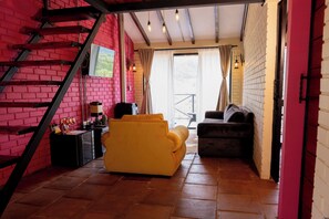 Suite, balcón, vista a la montaña | Minibar, wifi gratis y ropa de cama 