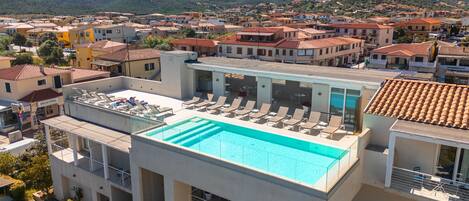 Kolam renang outdoor musiman, dengan payung kolam renang