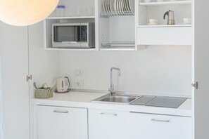 Estudio Confort | Cocina privada | Frigobar, microondas, parrilla de estufa y lavavajillas 