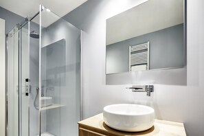 Comfort Studio | Bathroom | Shower, rainfall showerhead, free toiletries, hair dryer - Residence with panoramic swimming pool in Porto San Paolo just 850 mt from the sea (Porto San Paolo)