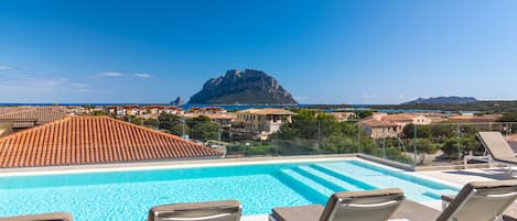 Außenpool (je nach Saison geöffnet), Sonnenschirme, Liegestühle