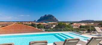 Residence with panoramic swimming pool in Porto San Paolo just 850 mt from the sea