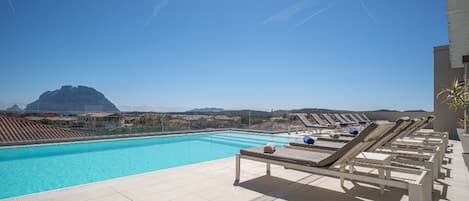 Piscine extérieure (ouverte en saison), parasols de plage